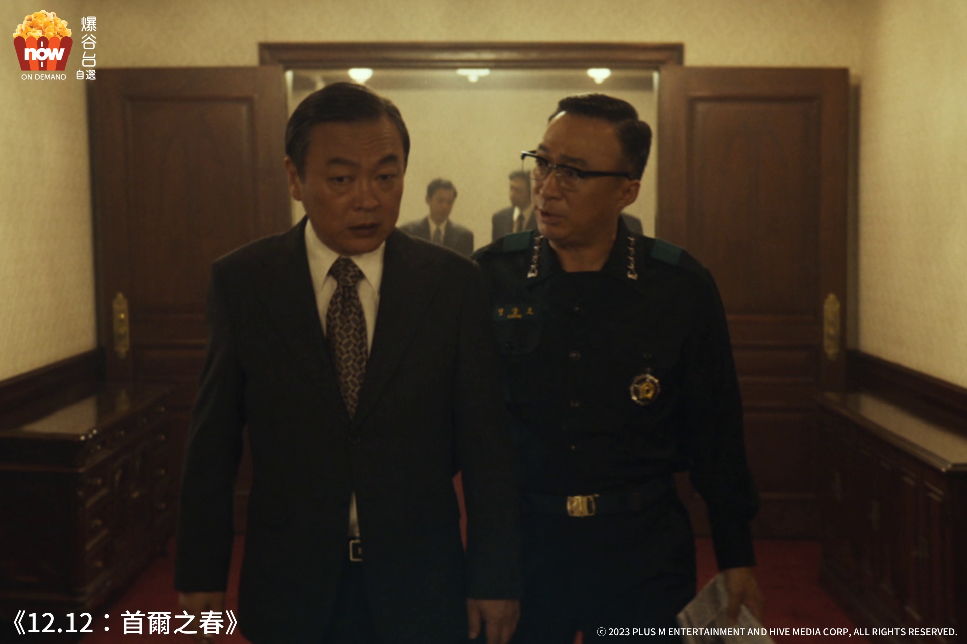 (左) 《屍殺列車》的金義聖於電影中飾演國防部長；(右) 《財閥家的兒子》的李聖旻則飾演全斗光上司。
