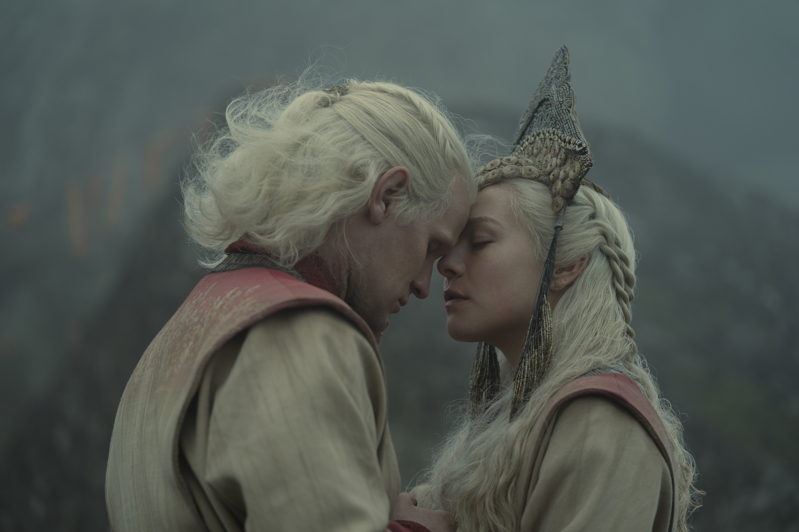 王位繼承人雷妮拉坦格利安（Rhaenyra Targaryen）與叔叔戴蒙坦格利安（Daemon Targaryen）再緍