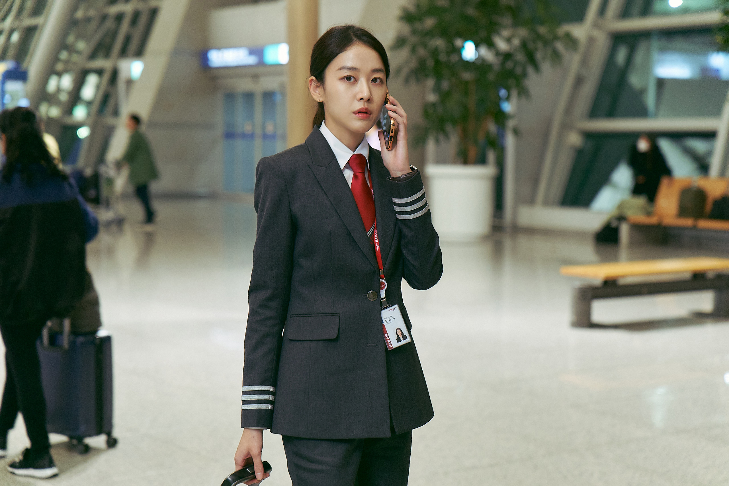 李宙明與與曹政奭上演「女CP」戲碼。（《男航女機師》劇照）
